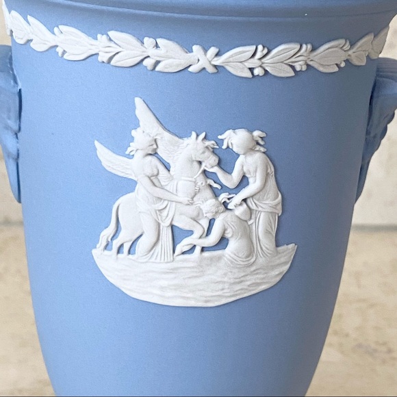Vintage WEDGWOOD Blue Jasperware Pegasus NeoClassical 6” Vase - Picture 2 of 13